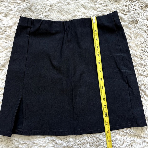 *NWT* Pretty Little Thing Black Stretchy Mini Skirt with Side Slit Size US Sz 6 - Picture 4 of 7